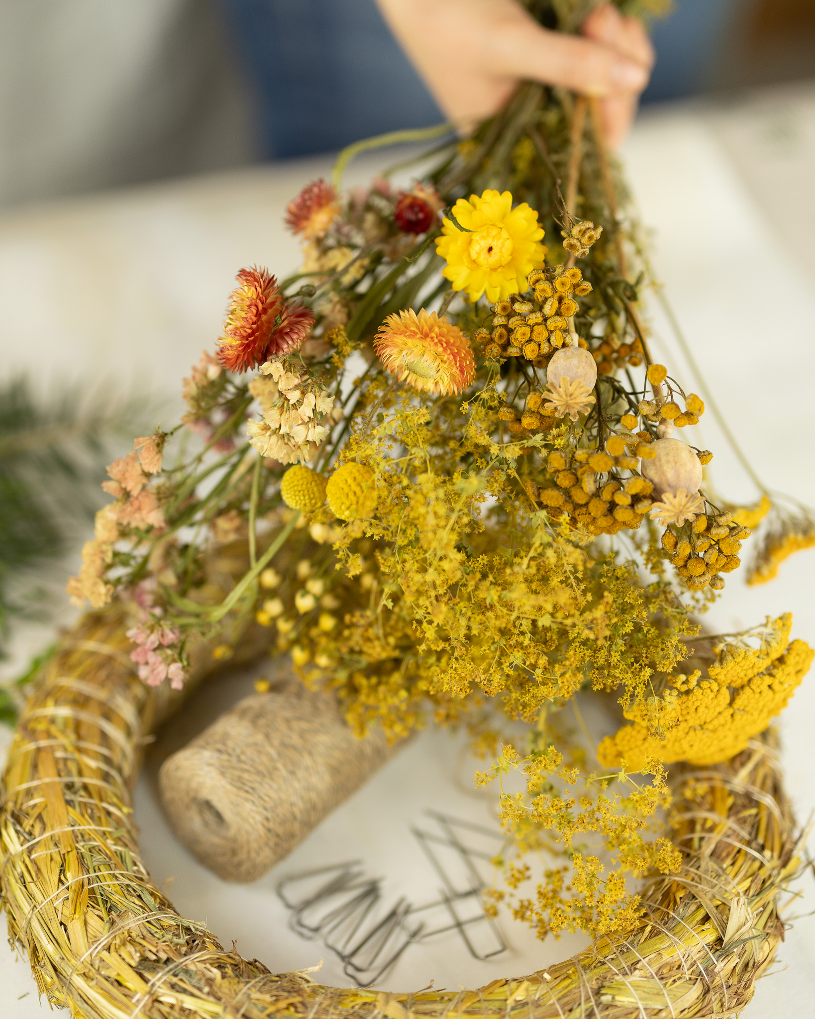 Regionaler Adventskranz mit Trockenblumen in gelb-rosé | DIY Box