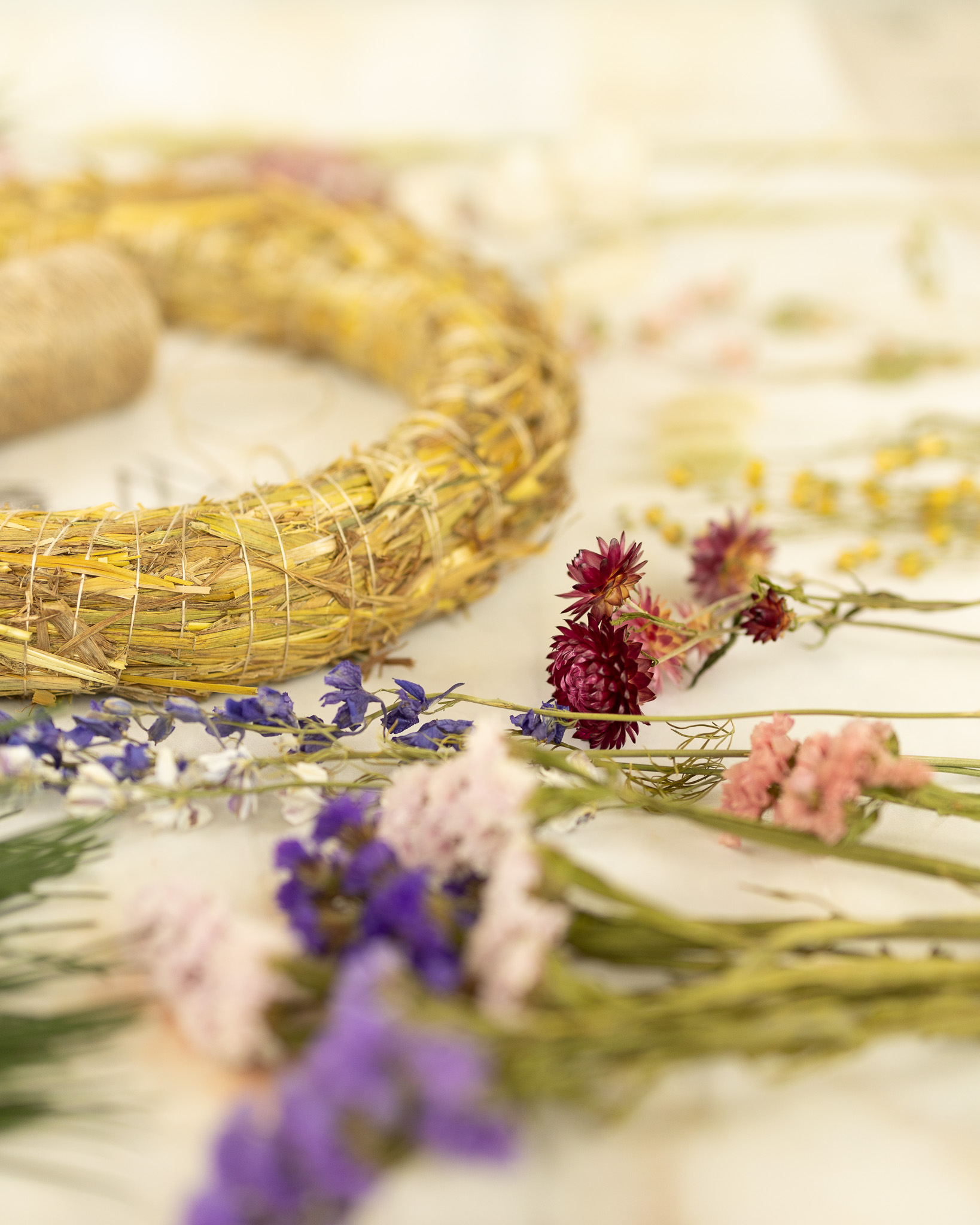 Regionaler Adventskranz mit Trockenblumen in Violett | fertig gebundener Kranz